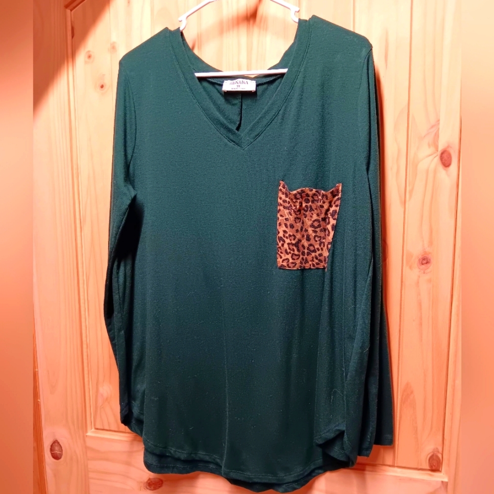 Zenana Top with front leopard print pocket EUC